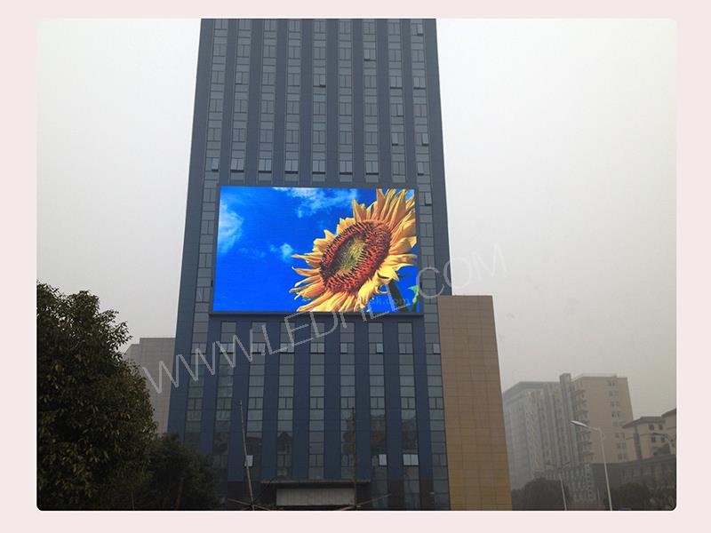 Tela LED colorida para exterior P10 de 320 m²